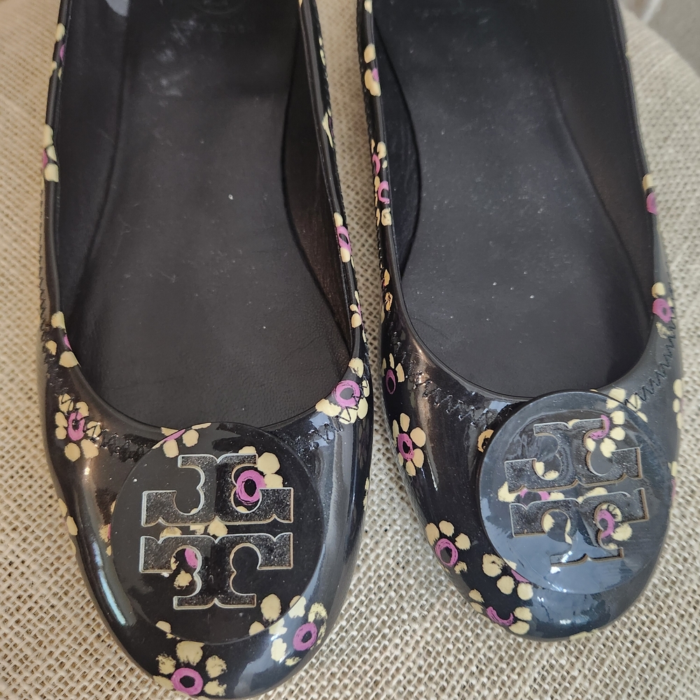 Tory Burch Reva Black Patent Leather Floral Print Flats - Picture 2 of 6
